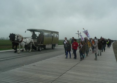 11. Sur la passerelle menant au Mont