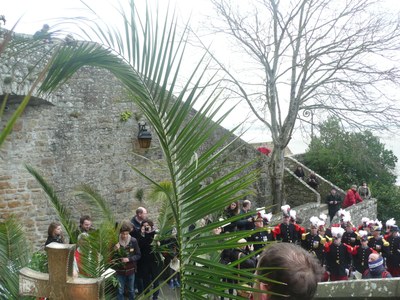 3.Procession dans les ruelles du Mont