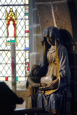 Eglise Saint-Pierre statue.jpg Eglise Saint-Pierre statue.jpg